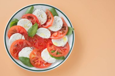 Kahverengi arkaplanda Caprese salatası