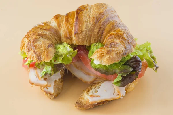 Sandwich Croissant Lattuga Pomodoro Tacchino Affumicato — Foto Stock