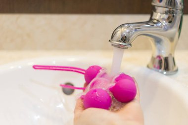 Ben ve pembe geyşa topları.