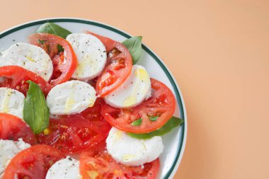 Kahverengi arkaplanda Caprese salatası
