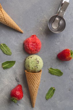 Çilekli, naneli ve çikolatalı dondurma.