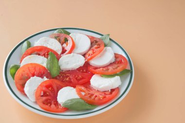 Kahverengi arkaplanda Caprese salatası