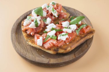 Domatesli İtalyan bruschetta, mozzarella peyniri ve fesleğen.