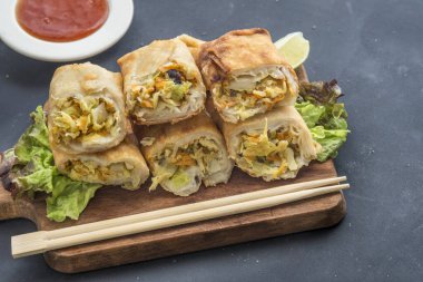 Kızarmış sebzeli börek ve taze malzemeler.