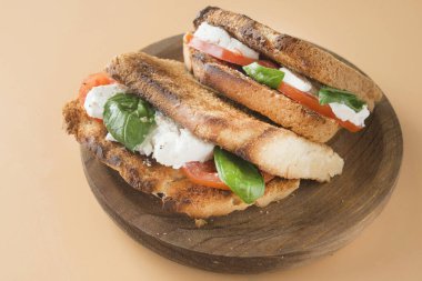 Caprese panini sandviçi.