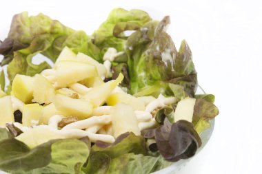 Waldorf salatası elması, fındık üzümü, marul ve mayonez.