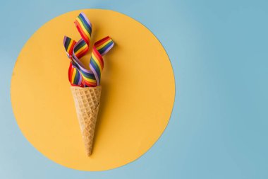 Yaz için gökkuşağı konisi