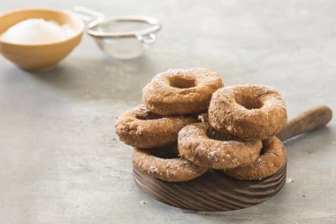 Ev yapımı çörekler. Taş zemine yapıştırılmış şeker.