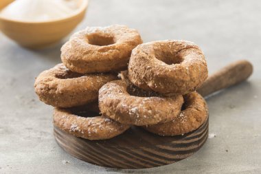 Ev yapımı çörekler. Taş zemine yapıştırılmış şeker.