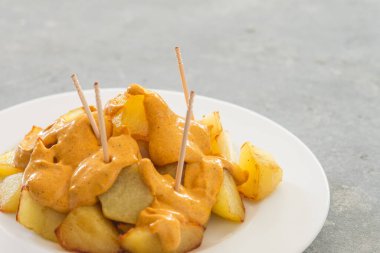 Patates bravas geleneksel İspanyol patatesleri aperatif tapas