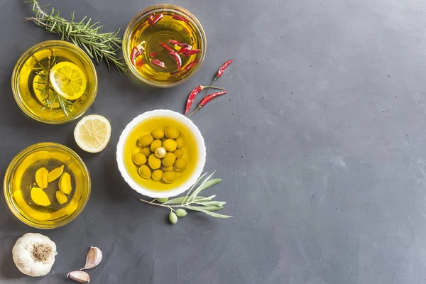 Membedakan Minyak Rosemary Dan Lemon Cabai Bawang Putih Dan Zaitun — Stok Foto