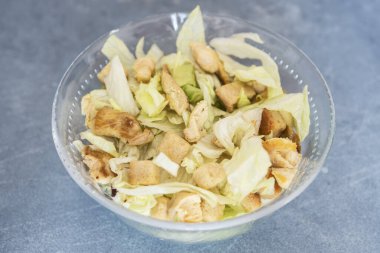 Sezar salatası, tost, marul ve ızgara tavuk göğsü.