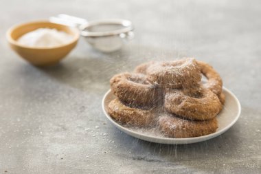 Ev yapımı çörekler. Taş zemine yapıştırılmış şeker.
