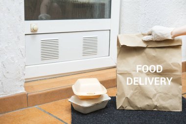 Eve teslimat servisi, evin kapısında duran kutular.