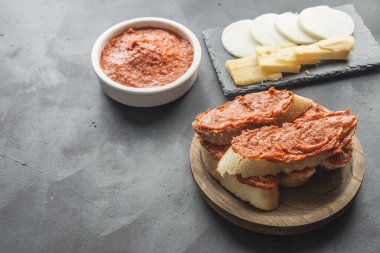 Ekmek ve parmesanlı Sobrasada tipik Mallorca İspanya