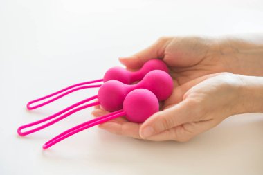 Ben ve pembe geyşa topları.