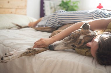 Kadın ve köpek yatak odasında.