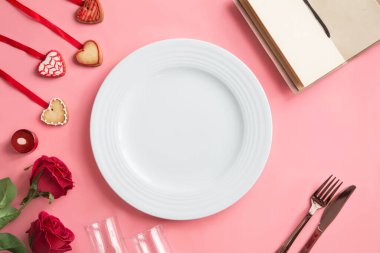 Sevgililer Günü için Romantik Yemek Masası Hazırlama