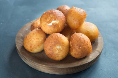 Torrezno, yumurta ve patates cipsi.