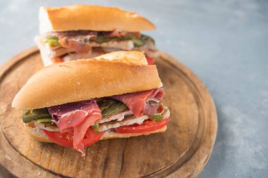 Endülüs 'te tipik bir sandviç. Jambon, biber ve ızgara domuz filetosu.