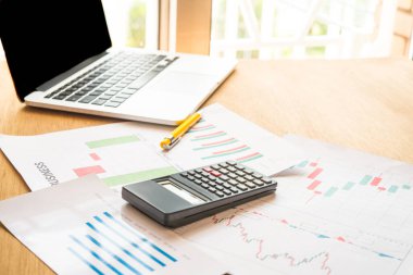 Ofisteki çalışma sürecinde grafiker tasarımcı ve bilgisayar