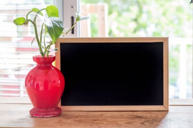 Yeşil bitki ve bahar zamanı pencereli boş bir masa