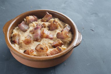 Patates püresi ve pastırma.