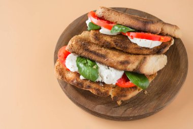 Caprese panini sandviçi.