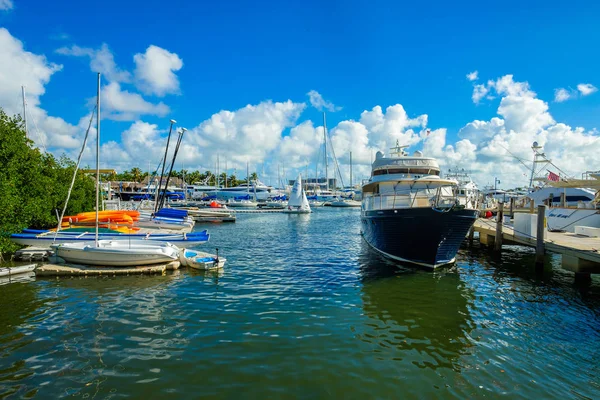 Barcos en Marina —  Fotos de Stock