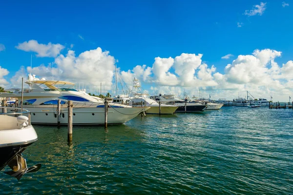 Лодки в Марина — стоковое фото