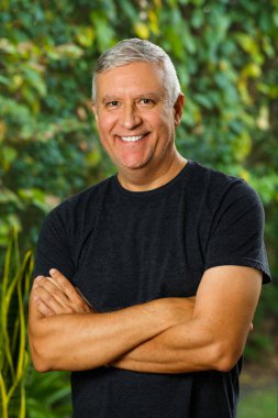 yakışıklı bir adam açık havada