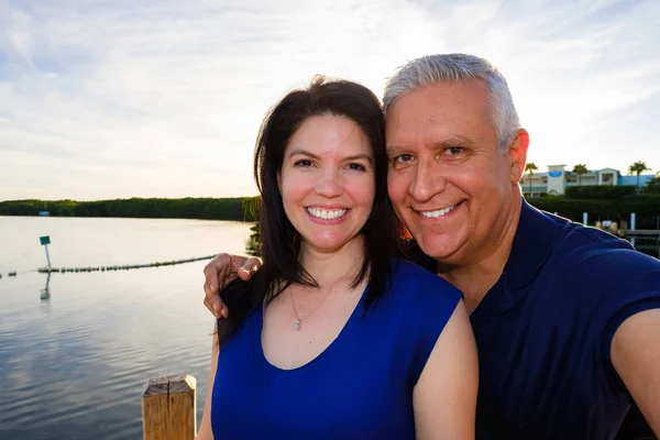 Happy Couple Outdoors — Stock Photo, Image