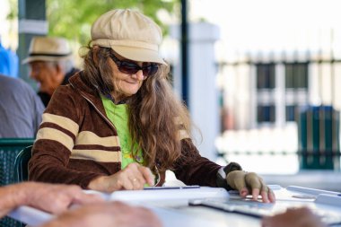 Yaşlı domino player