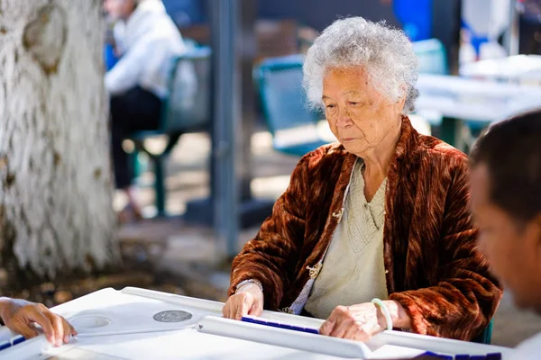 Yaşlı domino player — Stok fotoğraf