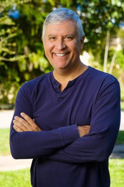 yakışıklı bir adam açık havada