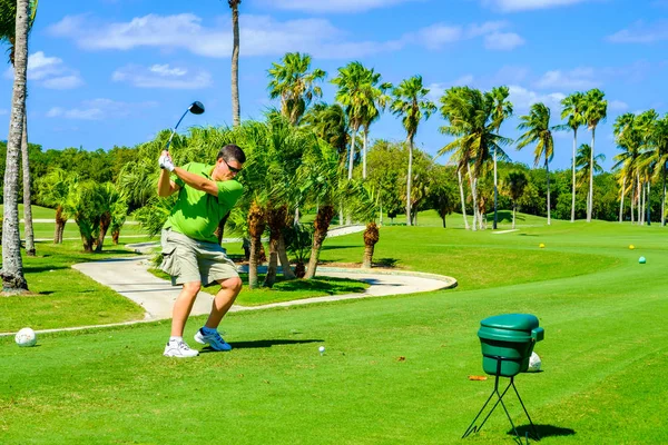 Golfer beim Abschlag — Stockfoto