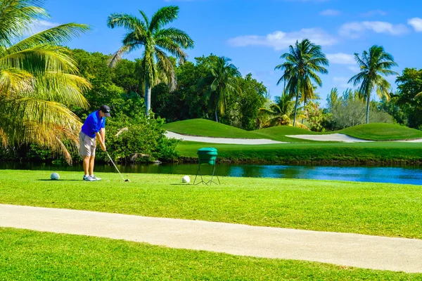 Golfspelare tee off — Stockfoto