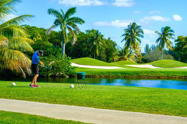 Golfspelare tee off — Stockfoto