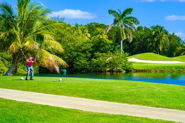 Golfer beim Abschlag — Stockfoto