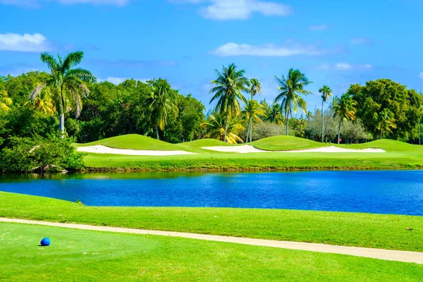 Belo campo de golfe — Fotografia de Stock