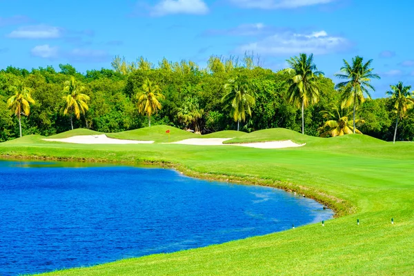 Krásné golfové hřiště — Stock fotografie