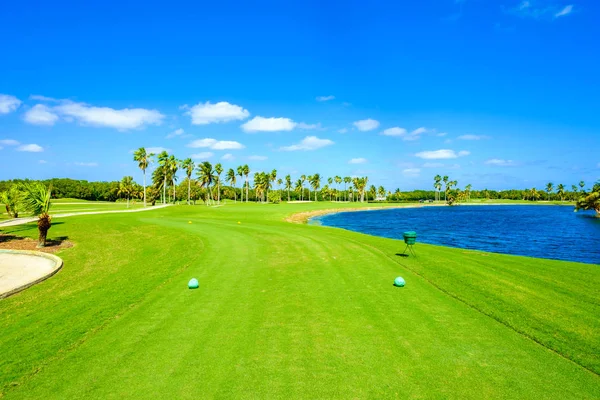 Belo campo de golfe — Fotografia de Stock