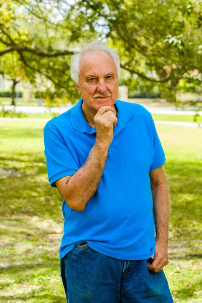 Elderly man outdoor — Stock Photo, Image