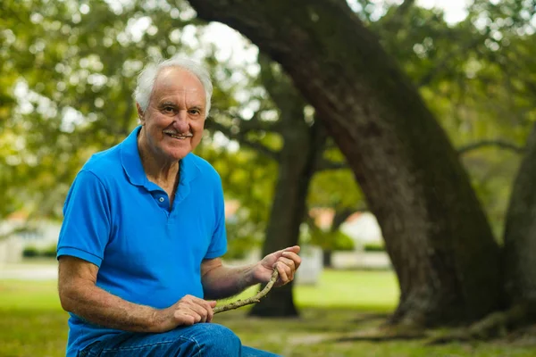 Oudere man buiten — Stockfoto