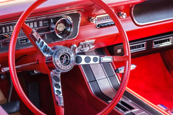 Винтажный Ford Mustang — стоковое фото