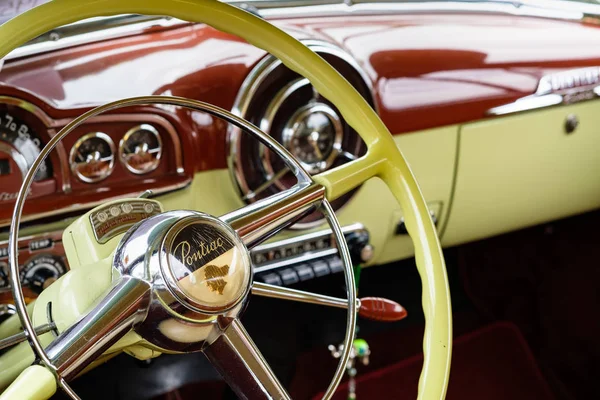 Винтажный автомобиль Pontiac — стоковое фото
