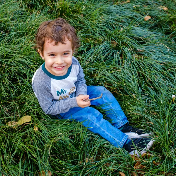 Cute boy outdoors — Stock Photo, Image