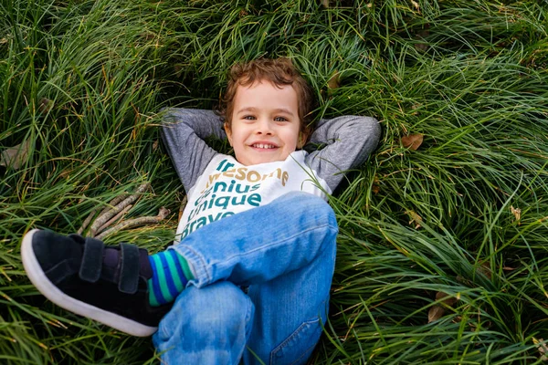 Mignon garçon à l'extérieur — Photo