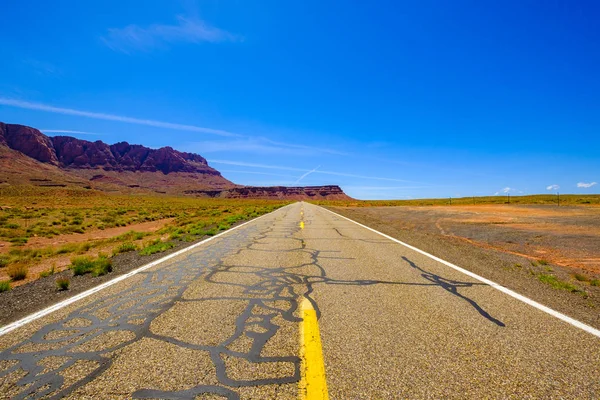 亚利桑那州的沙漠公路 — 图库照片