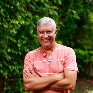 yakışıklı bir adam açık havada